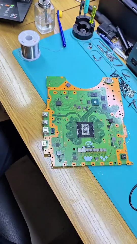 Une console ouverte et ses composants sur le plan de travail