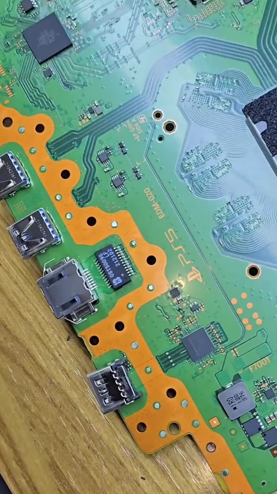 Vue rapprochée d’une carte électronique de console