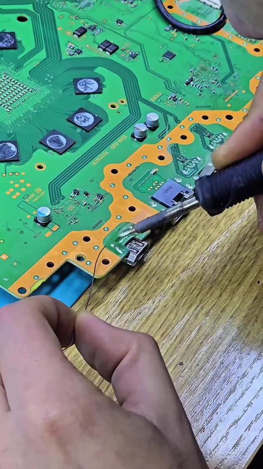 Technicien intervenant sur une carte électronique